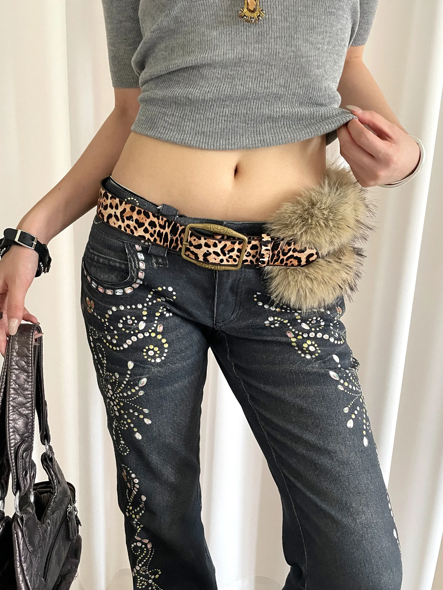 スタッズ付きファーコンビベルト：レトロデザインがドレスやジーンズに合う理由