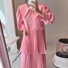 華やかなフラワーボタン飾りのバブルスリーブプリーツワンピース【ダブルレイヤー・大きな襟・ロング丈】
