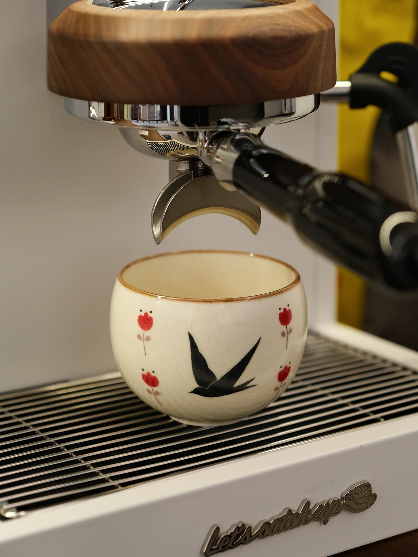 手描き陶器製 コーヒーカップ＆ソーサー【セサミ釉・トリのデザイン・持ち手付き】（セットアップ対応）