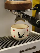 手描き陶器製 コーヒーカップ＆ソーサー【セサミ釉・トリのデザイン・持ち手付き】（セットアップ対応）