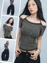 セクシーなストリートファッションのスタイル！ツイストデザインのパンツとフィット感のある短袖トップス（セットアップ対応）