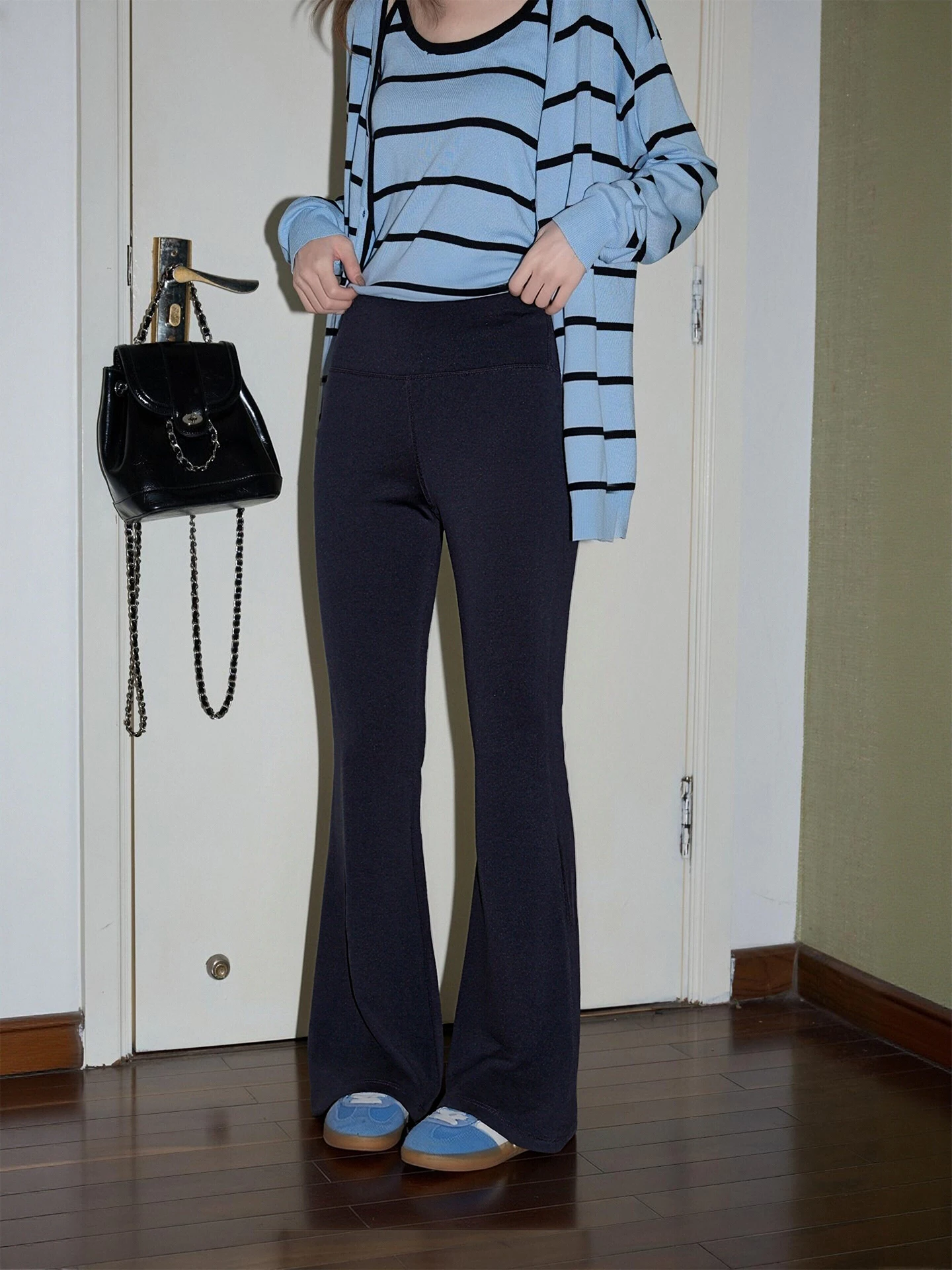 骨格ストレート フレアパンツ に似合うスタイルとは？高腰ブラックカジュアルパンツの実用性を解説