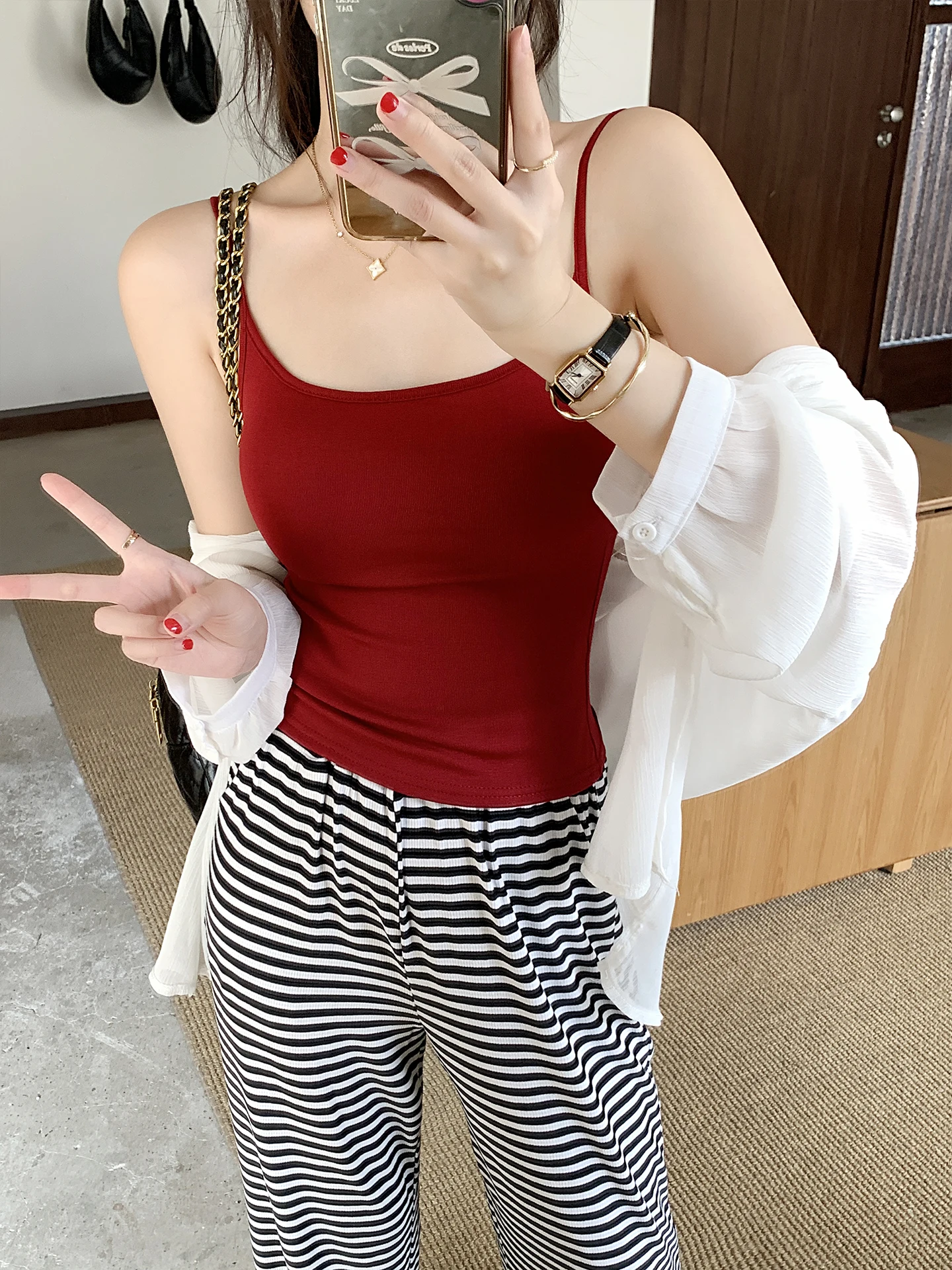 「Cカップ 着衣 って何？」「Cカップ 着衣 に合うトップスは？」——夏の日常に溶け込む、法式の胸パッド付きキャミソールが教えてくれたこと