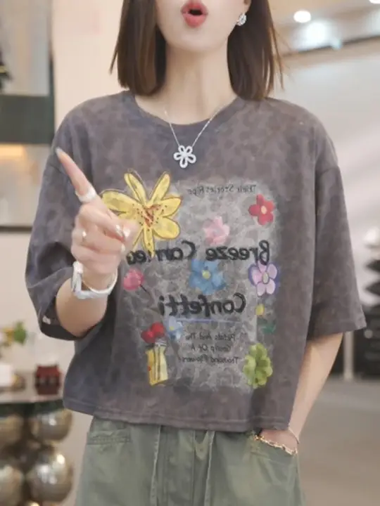 花柄プリントのクルーネック半袖Tシャツ【フィット・女性用・着回し抜群】