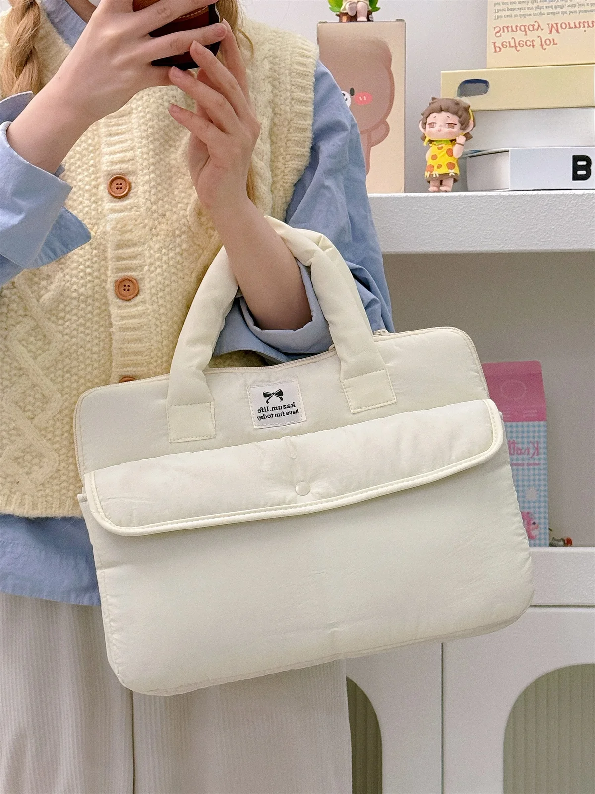 iPad 持ち歩き バッグ 女性 どんなものがあるか？その中で「手提げタイプ」がなぜ今注目されているのか
