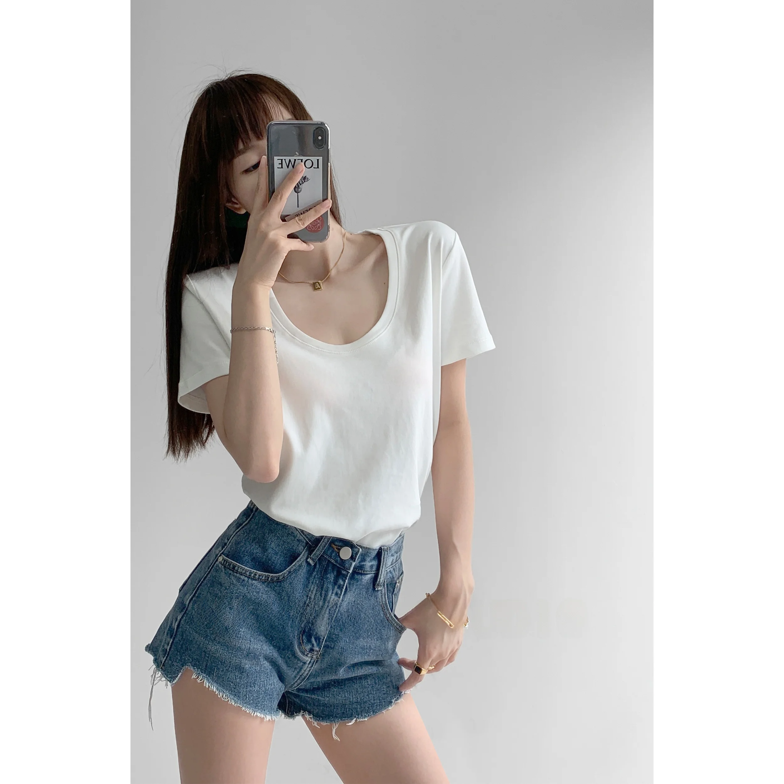 大人可愛い服 50代コーデの選び方｜丸首露出Tシャツで実現する自然な可愛さ