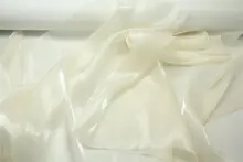 透け感が魅力的な欧根ファブリックの上衣ワンピース【浅いベージュ・光沢感】
