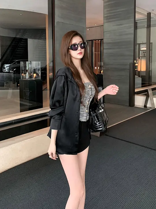 高級感あるサテン生地のフード付きブラウス【春用・長袖・UVカット】