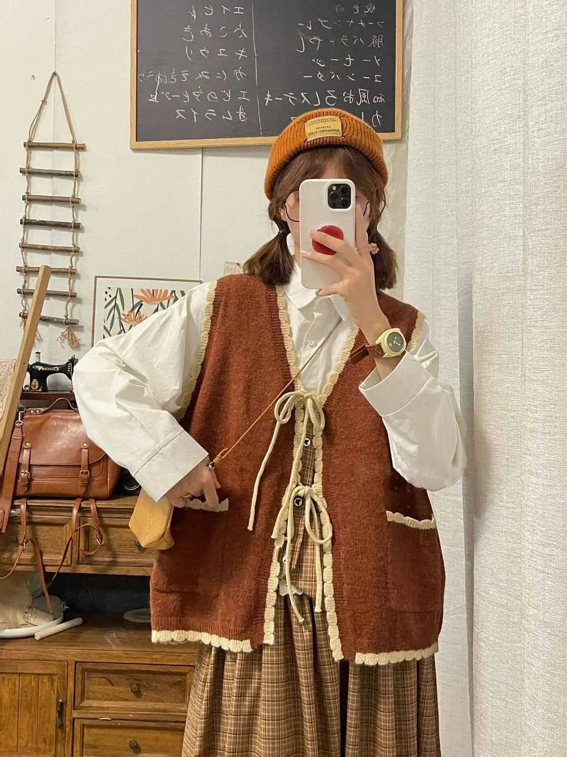 80年代女子ファッションのスタイルを再発見するには？このニットカーディガンとシャツセットが答えになる