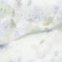 半透明の白色フリンジと淡い紫・淡い緑の蓮の花柄シフォン生地の旗袍・漢服用素材