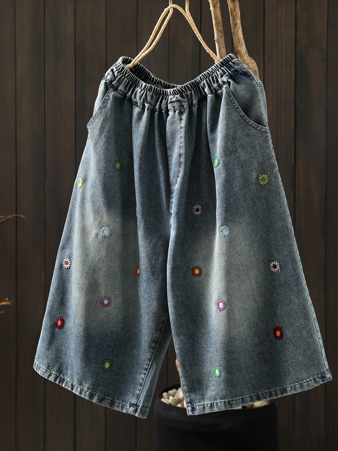 小花刺繍入りデザイン 五分丈デニムパンツ：50代女性向けカジュアルファッションの軽さと通気性を実現