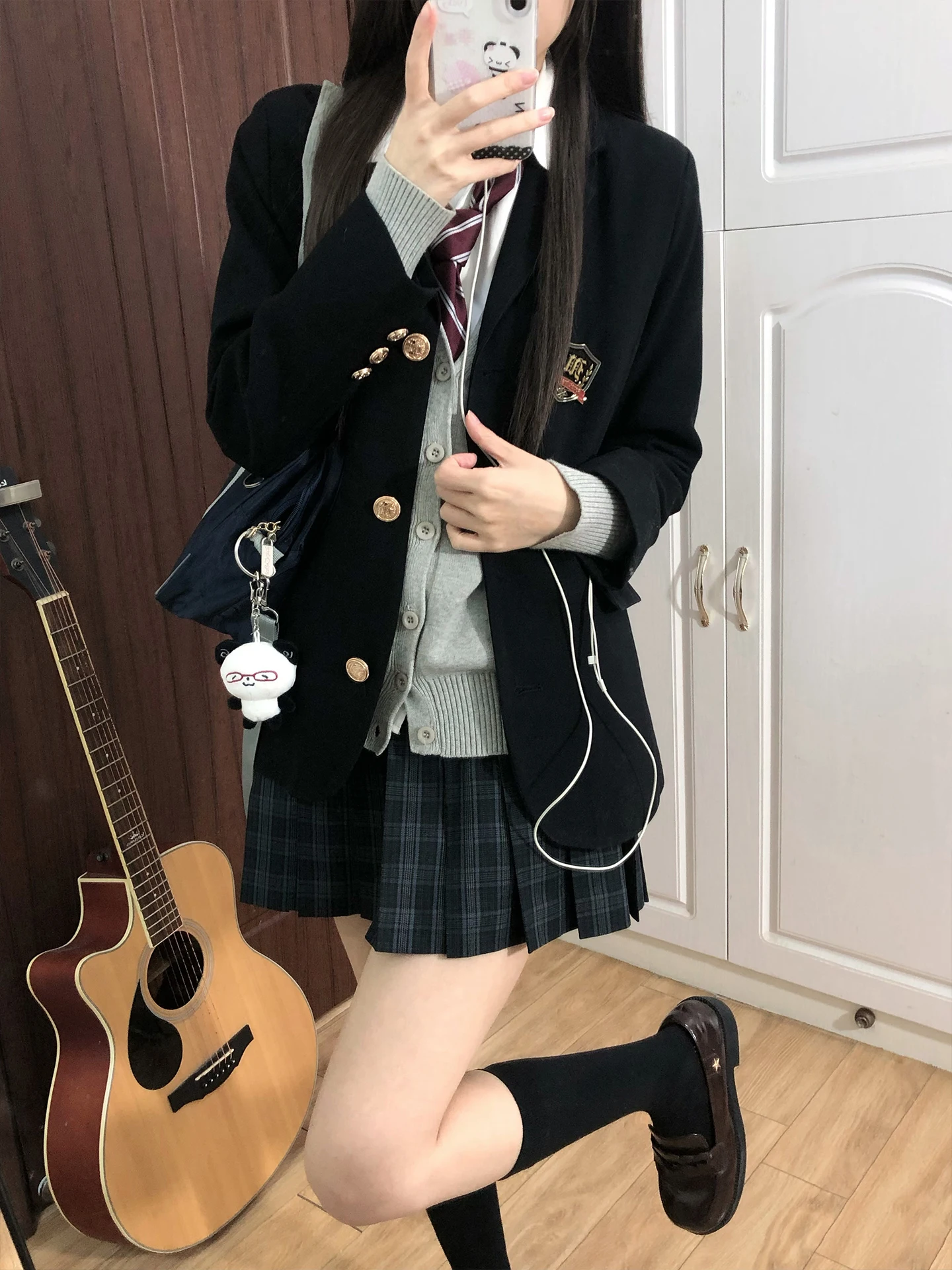 黒と青のチェック柄JK制服スカート【サクラデザイン】：秋冬通勤に最適なA字型高腰スカートの実用性解析