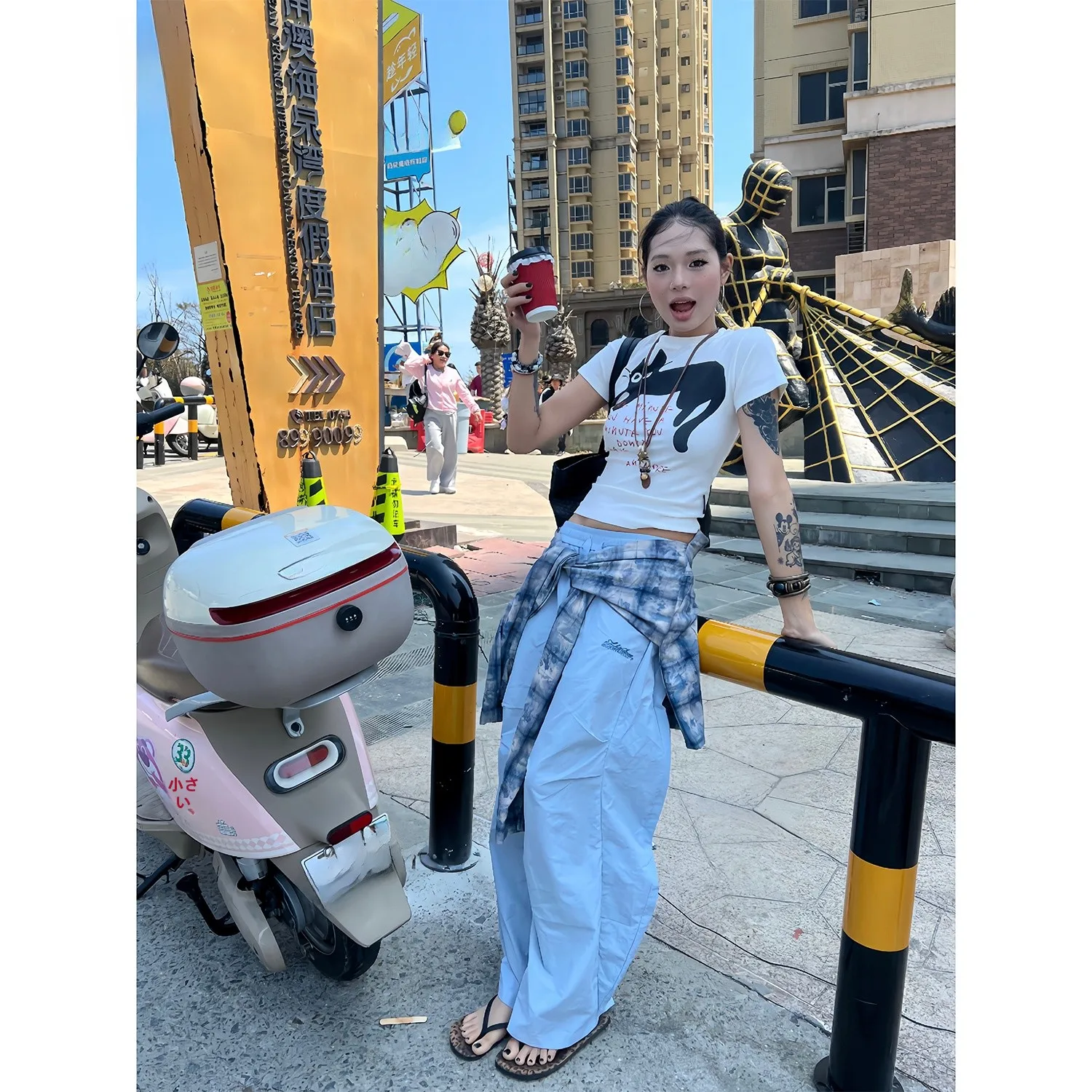 cropped t shirt はどんなときに着るべき？その選び方と組み合わせのコツを徹底解説