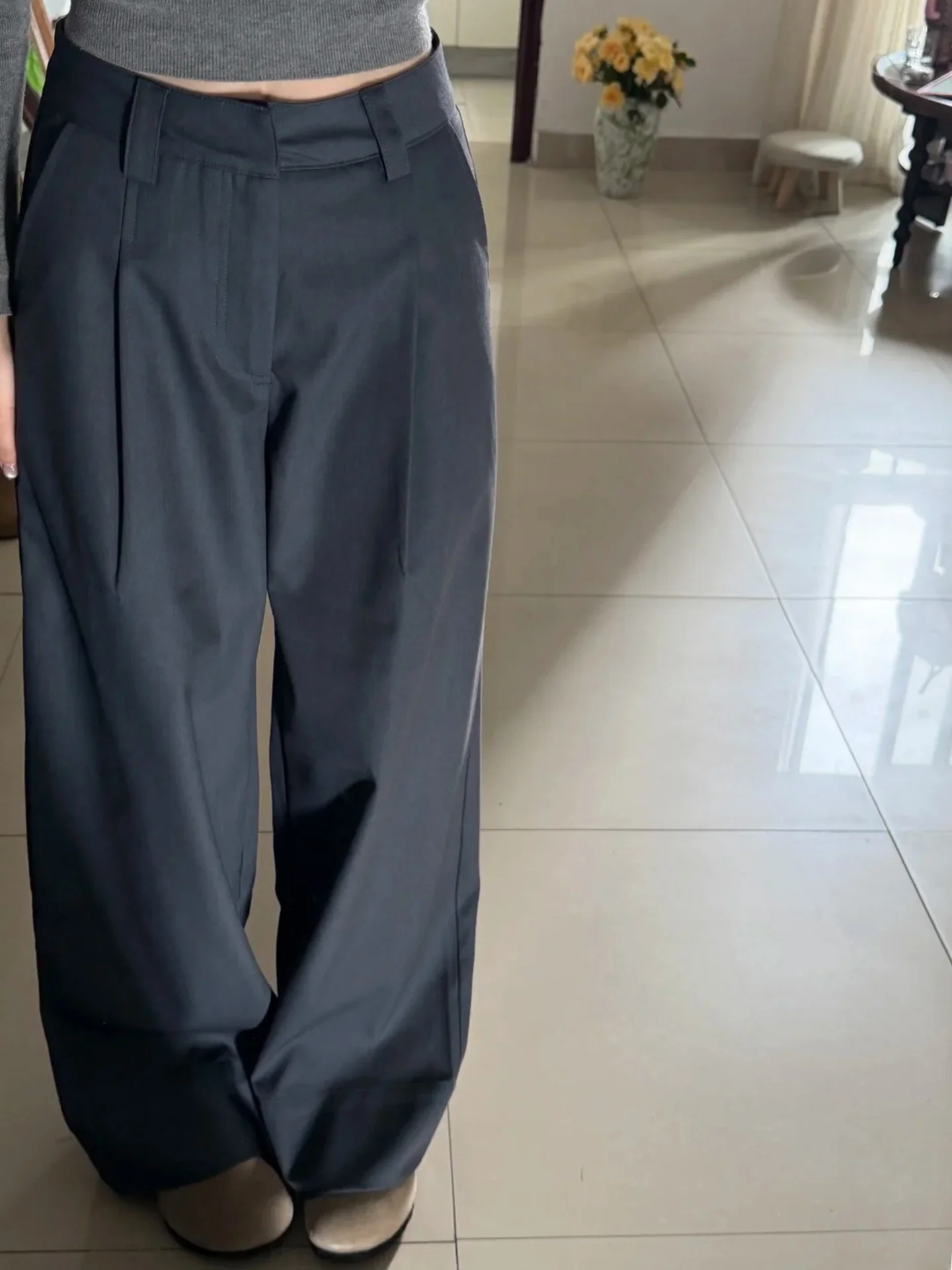 グレーのワイドレッグパンツ：長めの丈と直筒シルエットが日常に合う理由