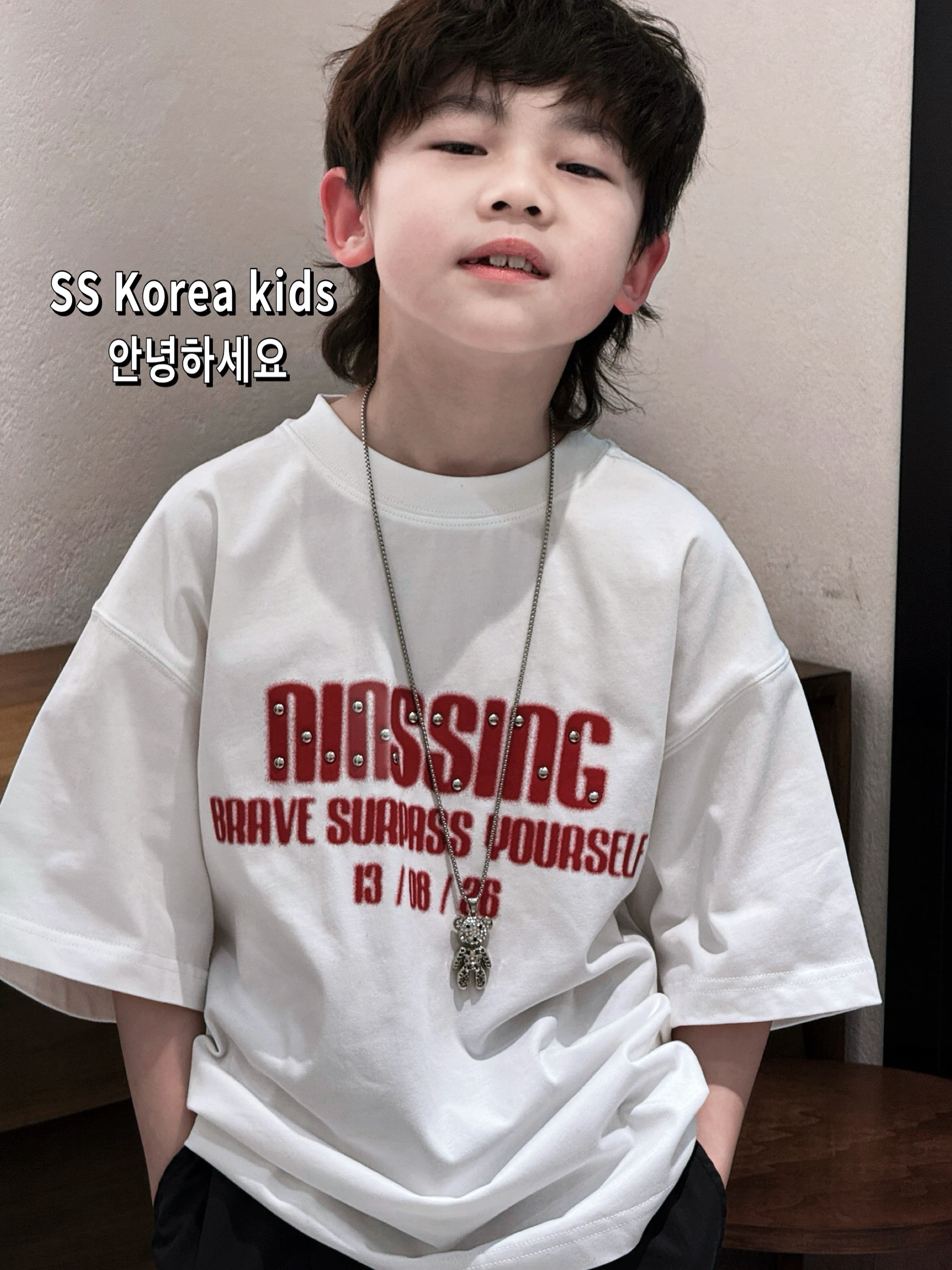 春夏のTシャツ選びで迷うなら、この1点が救いになる？
