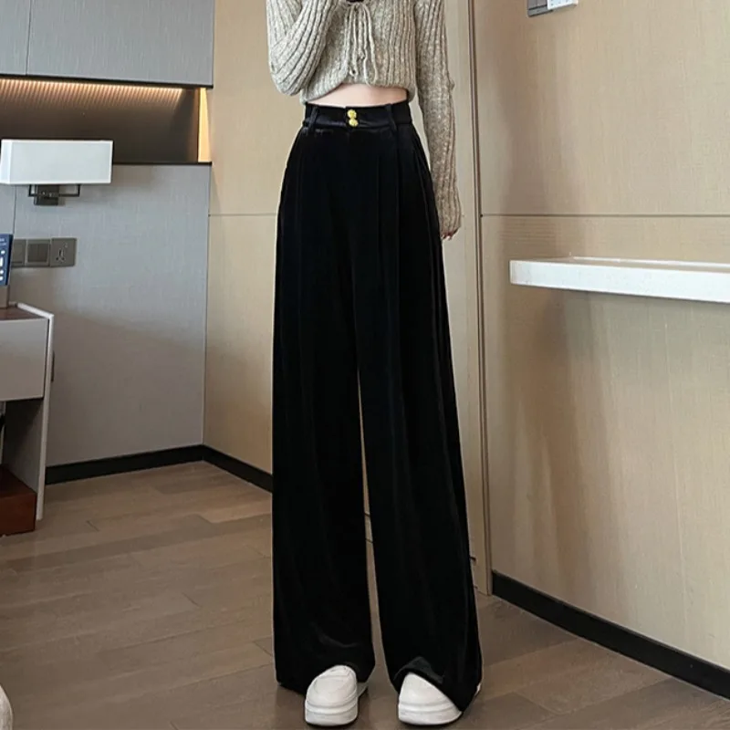 黒のベルベットワイドパンツ：高腰・縮緬加工で秋冬の通勤スタイルを実現