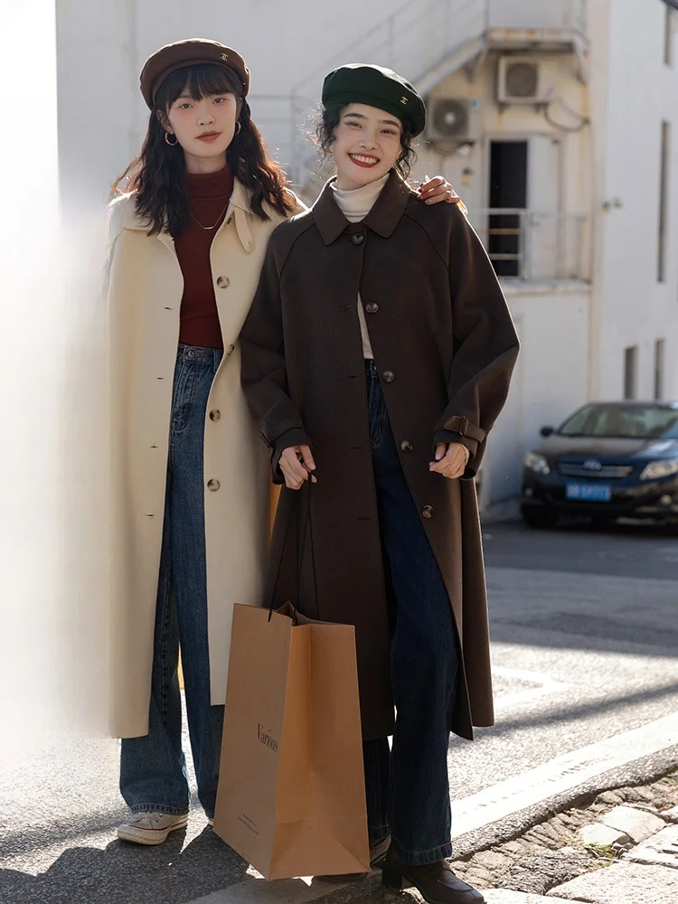 大人可愛い服 50代コーデ | ホワイトダブルフェイスコートの色・丈・デザイン特徴