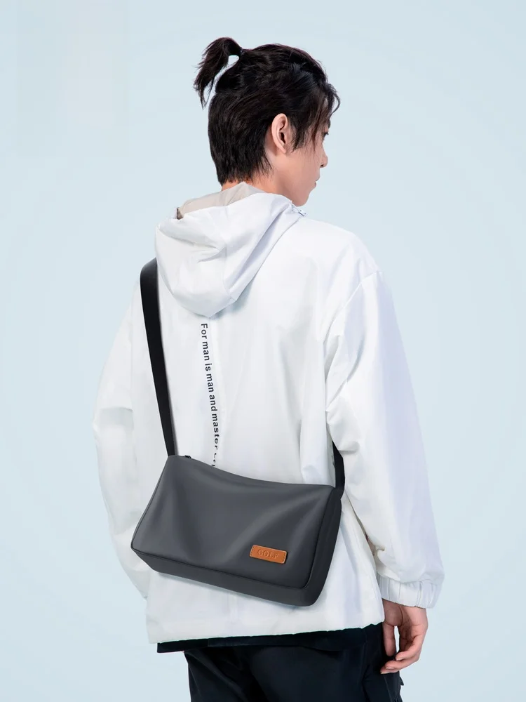 スタイリッシュなメンズショルダーバッグ：カジュアル・スポーツシーンでの実用性と軽量設計