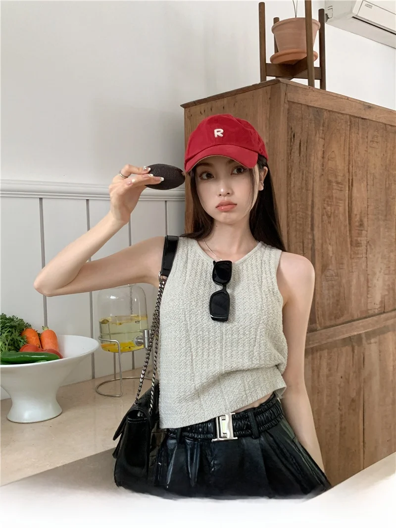 20代の女性が今、夏に着るべき背心は？テクスチャーとフィット感が魅力の1着