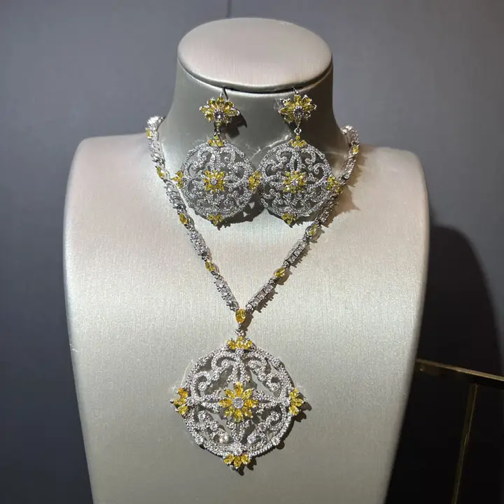 優雅な透かしデザインの黄色ジルコンネックレス＆イヤリング【デイリー用・ロングドレスとのコーディネートに最適】（セットアップ対応）