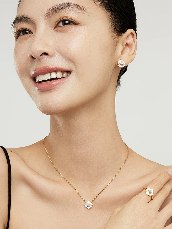 高級感漂う四葉クローバーイヤリング【オリジナルデザイン・個性派・コーディネートしやすい】