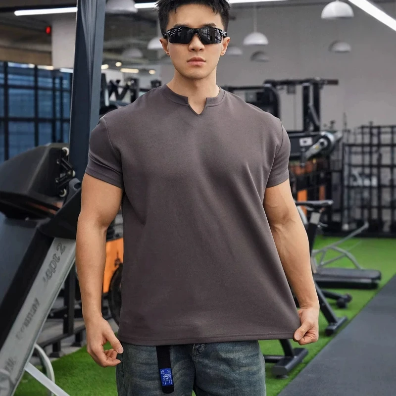 ストリートファッションの本質とは？VネックTシャツで自然なスタイルを実現