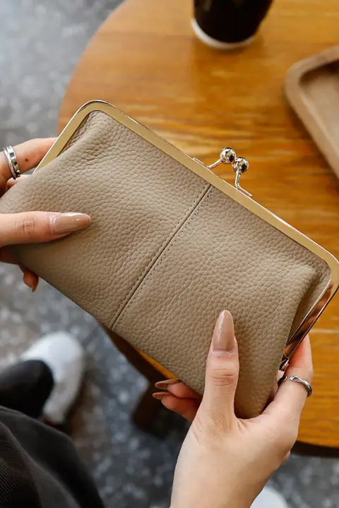 新作本革女性用長財布【牛革・シンプルデザイン・大容量・スマホ収納可】