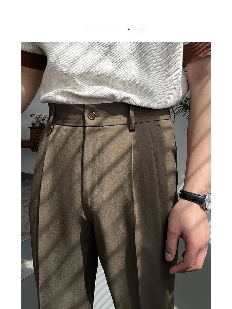 カーキパンツをどう選ぶ？通勤からレジャーまで使える「ノーアイロン」スタイルの選び方