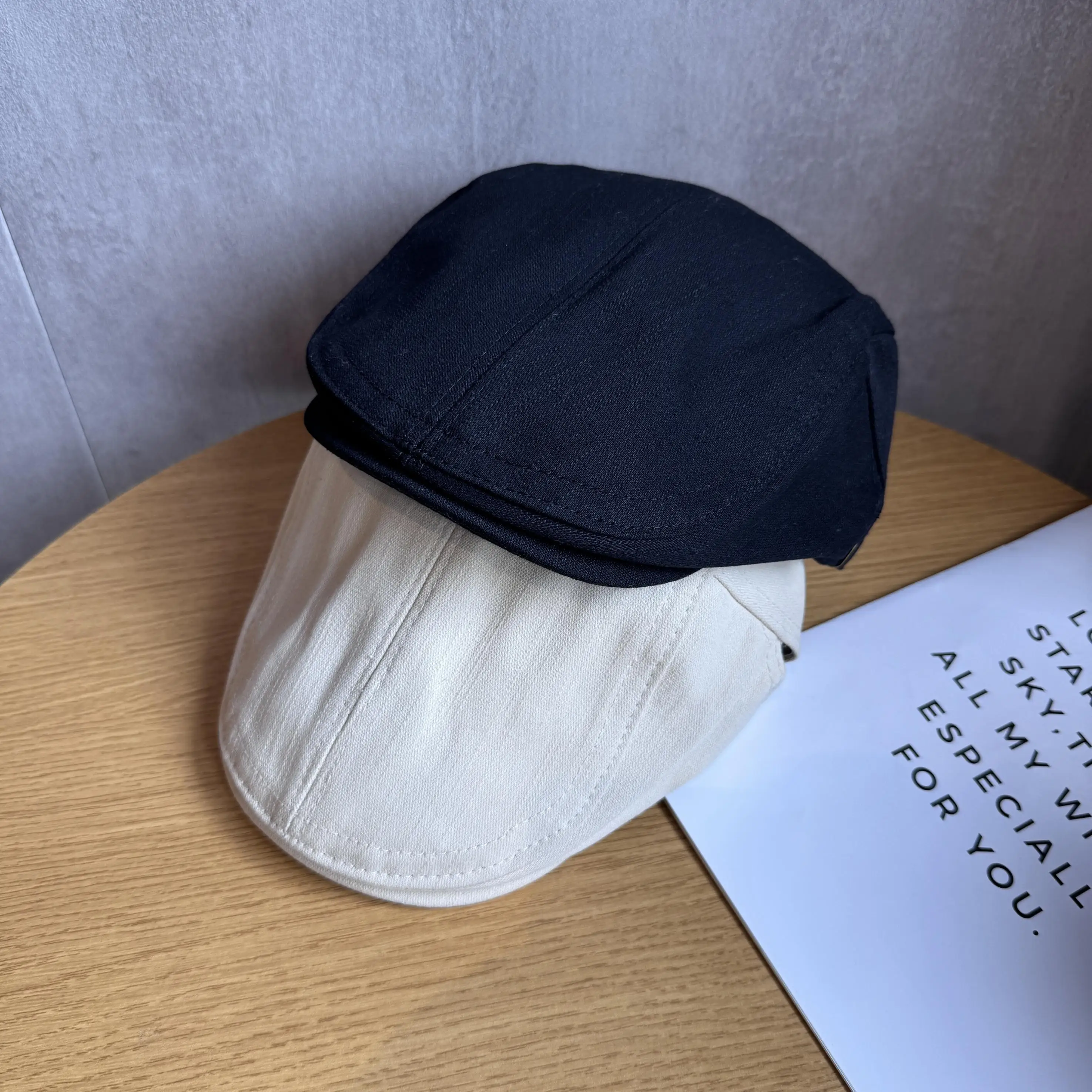 ベージュ キャップ メンズ は どんな場面で使えるの？バジェットキャップ と バッグキャップ の違いを知れば、毎日着用できるシンプルスタイルが手に入る