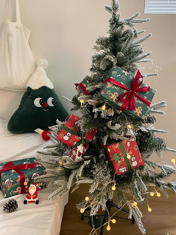 クリスマスプレゼントにぴったり？160ダンボールとギフト包装紙の違いを知れば、もらって嬉しいプレゼントが選べる！