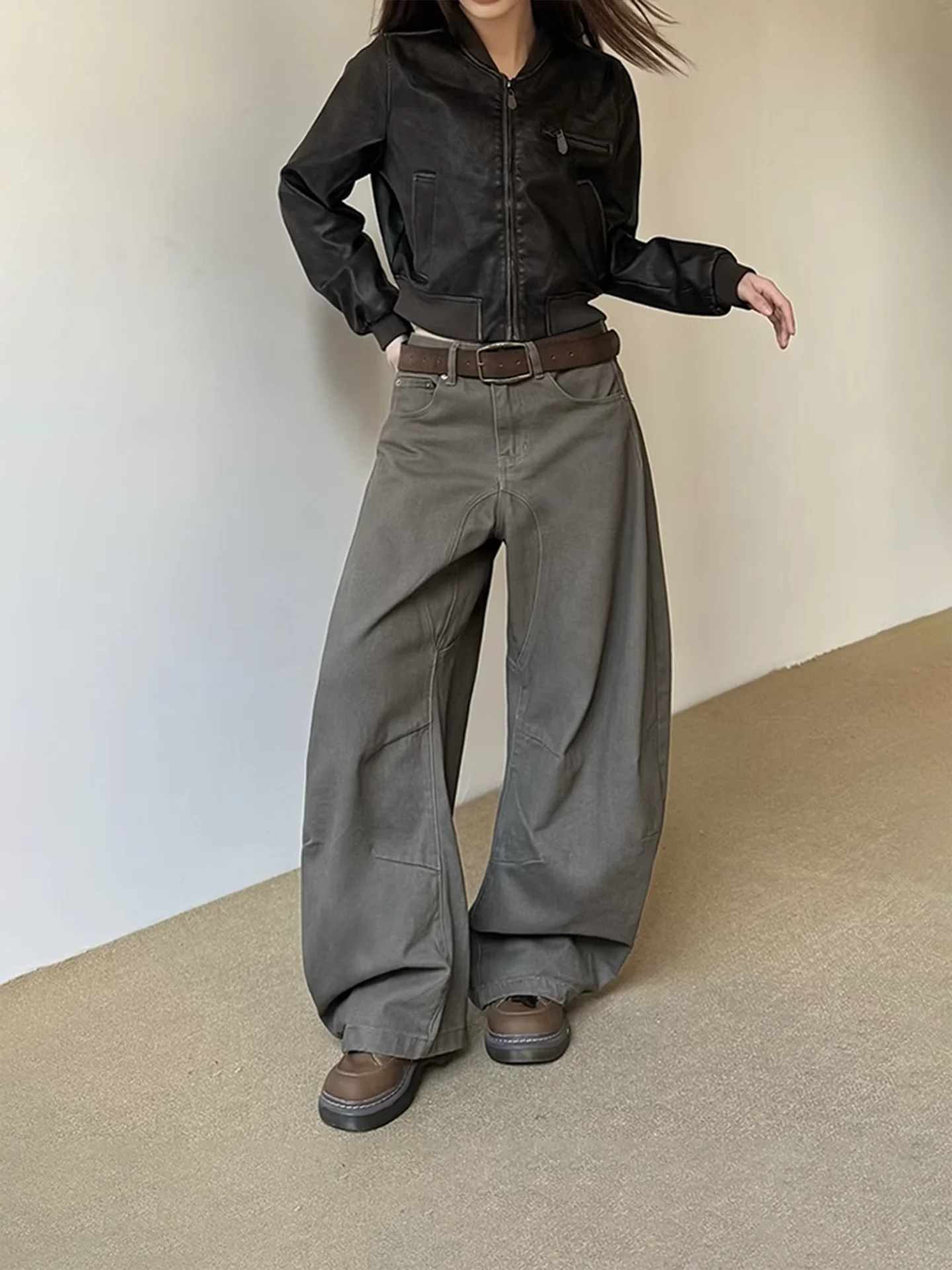 カーゴパンツ コーデ レディース 完全ガイド｜ハイウエスト・レトロブルーで通勤に合うスタイル