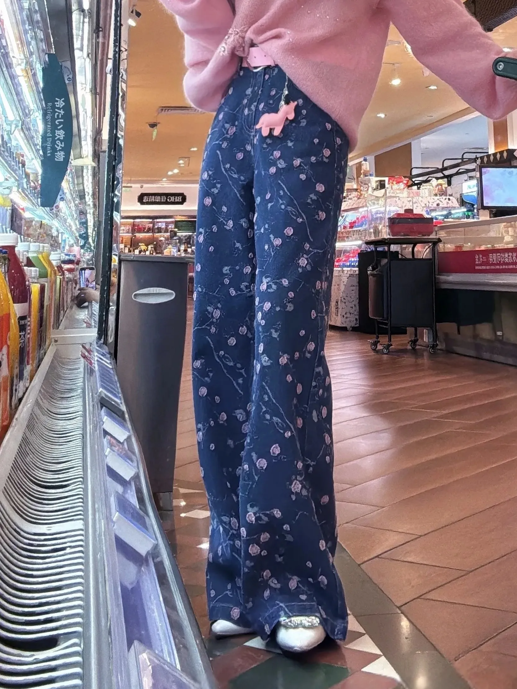 紫のパンツは春コーデにどう活用すべき？夢の馬モチーフが印象的なデニムパンツの選び方