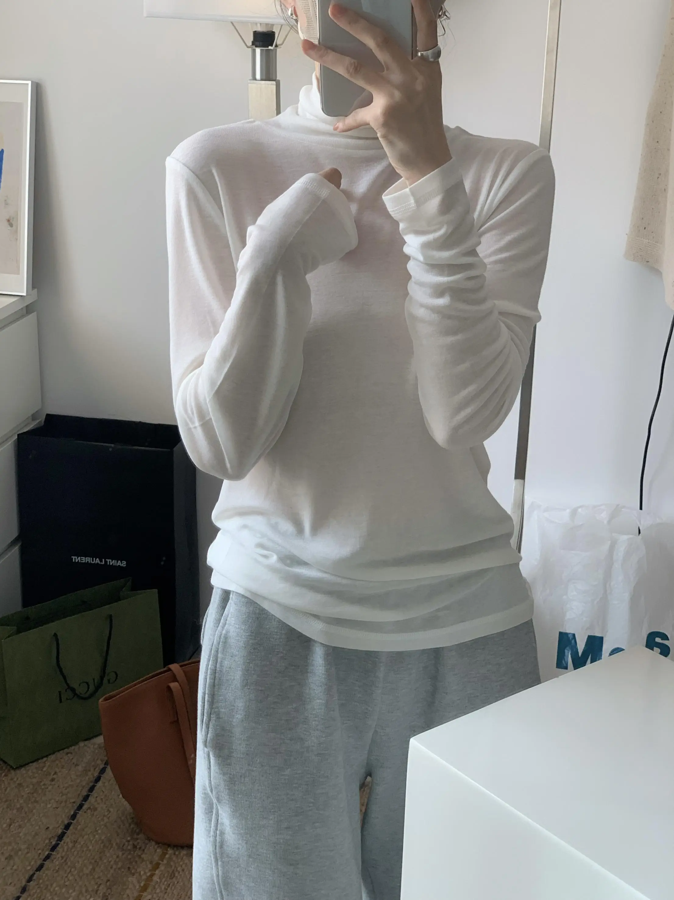 大人可愛いの本質とは？ハイネックTシャツで実現する自然なかわいさのガイド