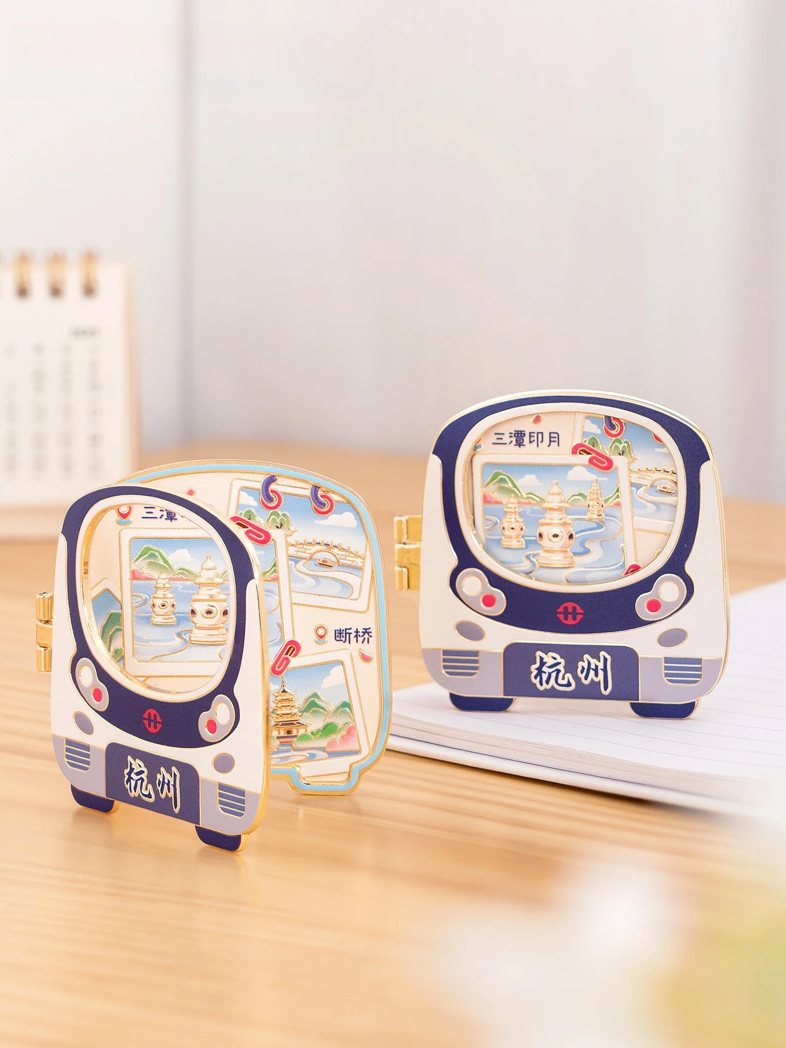 旅行グッズ プレゼント にどんなものがあるか？西湖の美しさを刻む金属フリップマグネットがおすすめ