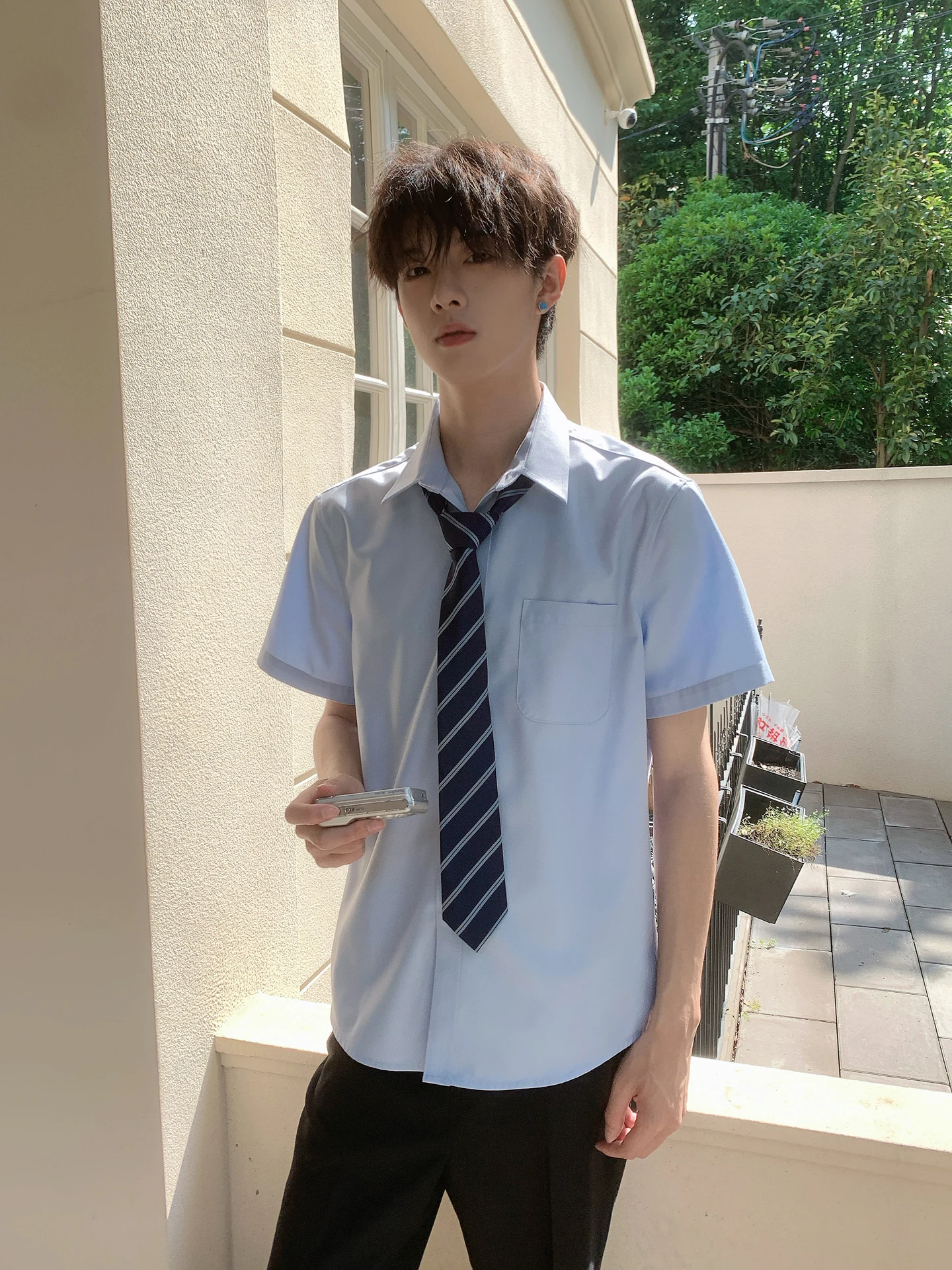 高校生男子の通学服にどんなシャツがおすすめ？東鷹時記のデザインブルーシャツが解決するリアルな悩み