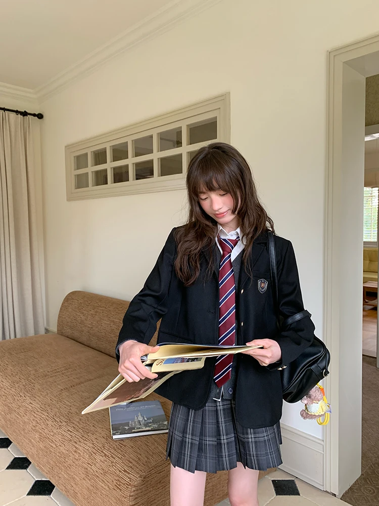 黒いジャケットとスカートセット：色あせを防ぐための素材・デザイン選定ガイド