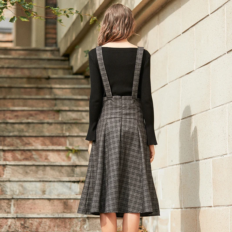 10月中ばに着る服装は？11月後半に着る服装は？チェック柄サロペットスカートとニットトップスが解決する季節感の悩み