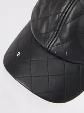 ブラックダイヤモンドデザインの小羊皮製キャップ【柔らかい質感・シンプルスタイル】