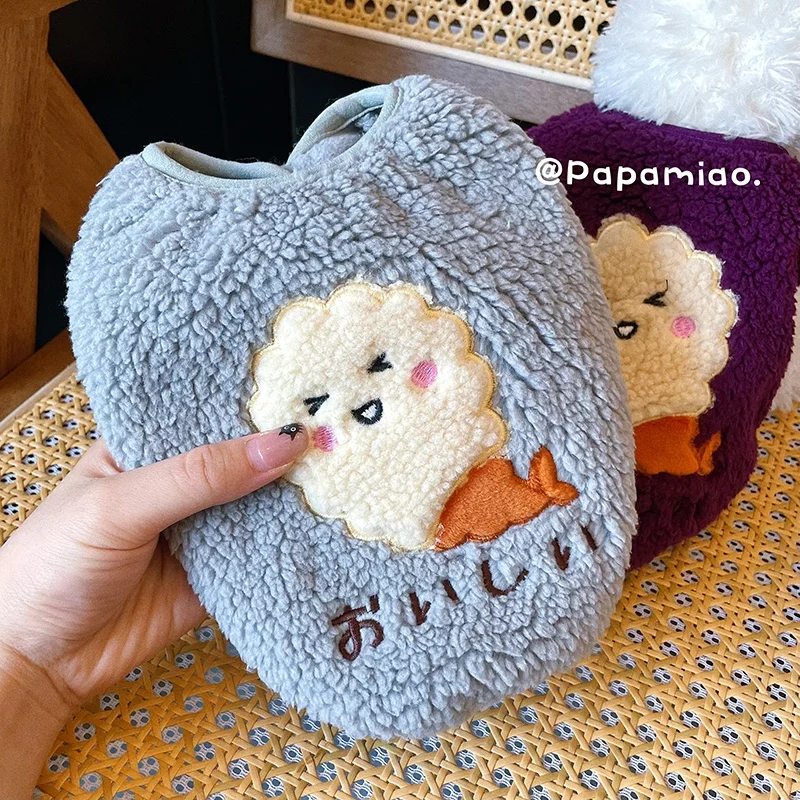 クリスマスデザインのペット用ニットベスト：猫や犬に着せやすい立体クマの暖冬スタイル