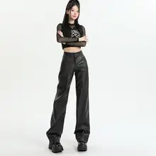 ハイウエストの黒いストレートレザー調パンツ【シンプル・フィット・春用】