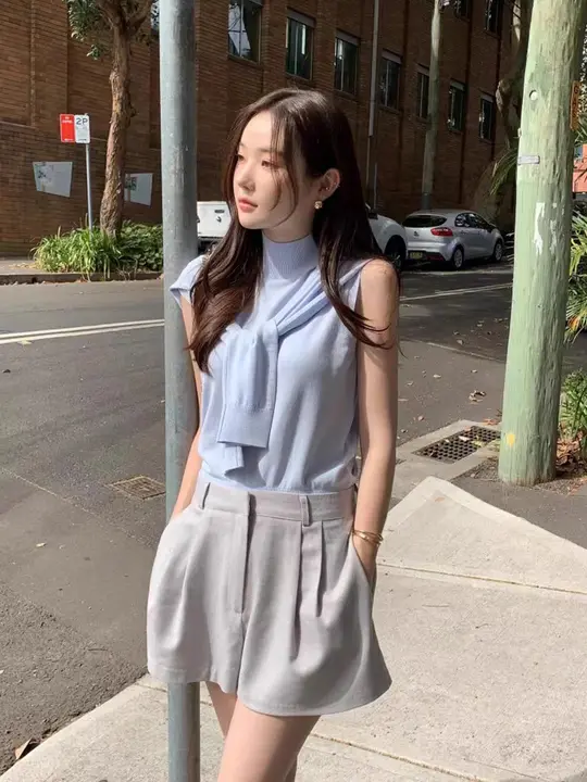 夏季レトロデザインのハイネックノースリーブニットトップスとハイウエストプリーツショートパンツ（セットアップ対応）