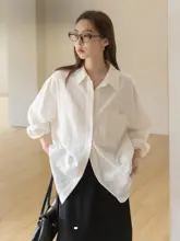 シンプルなデザインの長袖シャツ【フィット・大きなポケット付き・春夏用】