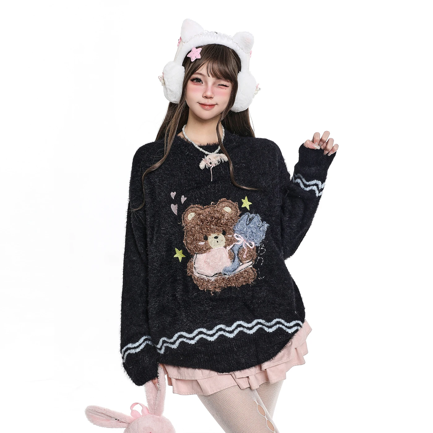 可愛いクマ刺繍入り丸首ニットセーター：秋冬に最適な柔らかさとデザインのバランス