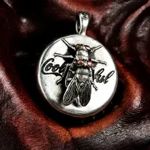 個性的なシルバーのハエモチーフネックレス【ユニークデザイン・アンティーク風・昆虫モチーフ】