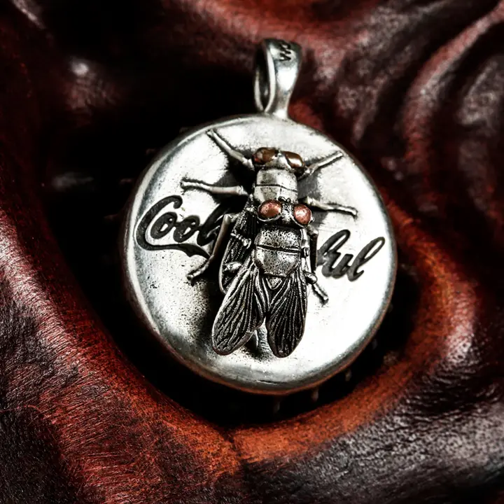 個性的なシルバーのハエモチーフネックレス【ユニークデザイン・アンティーク風・昆虫モチーフ】