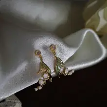 風に揺れる鈴蘭の花のイヤリング【シンプルで合わせやすい・学生向け】