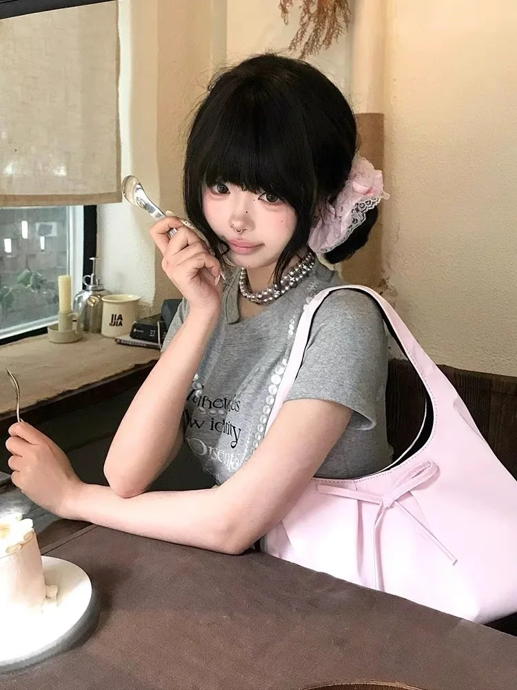 パールチェーンデザインのプリントショートスリ  ーブTシャツ：ab女性に最適な通勤風の日常着とは