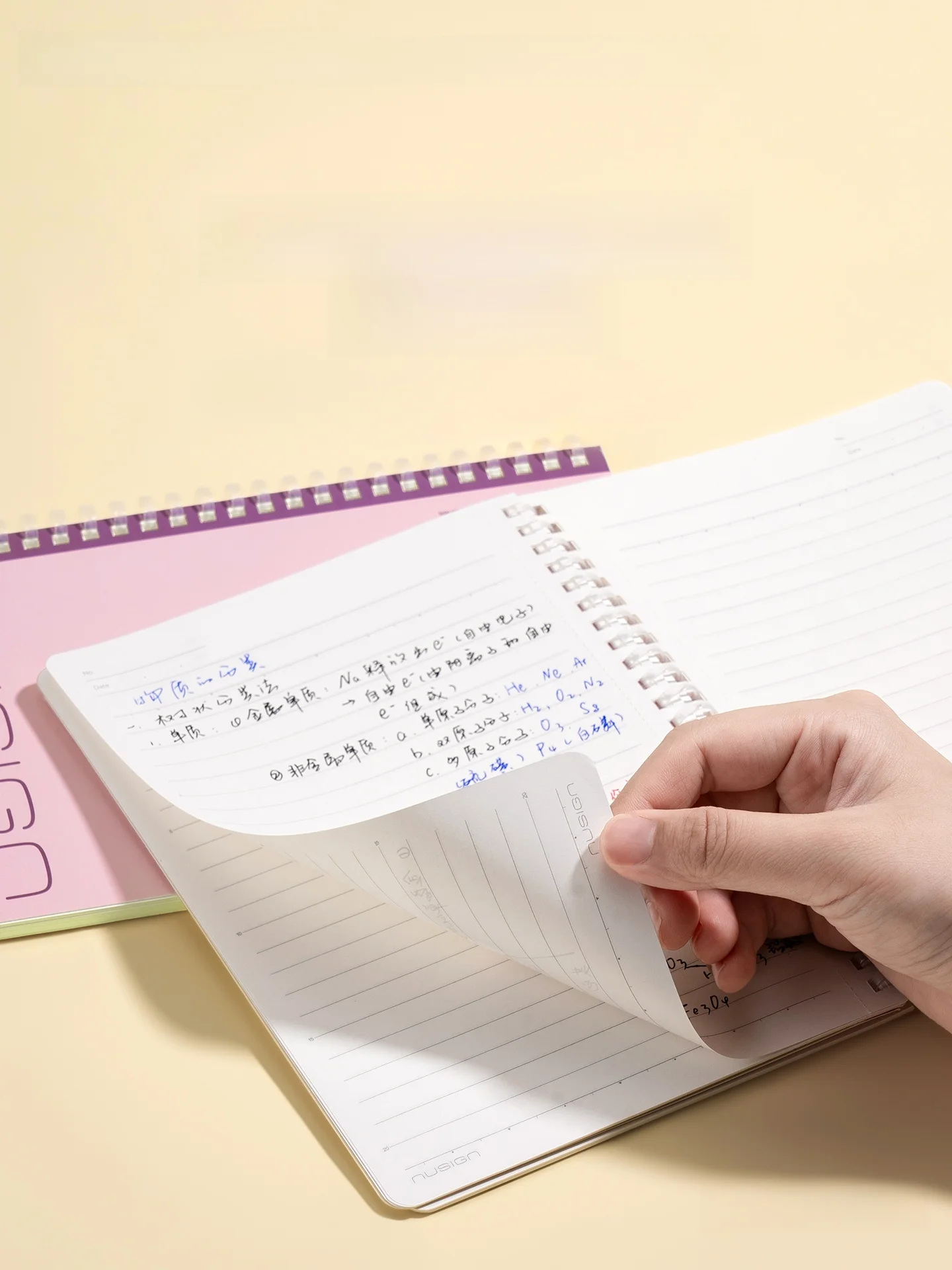 恐竜カートゥーン柄のソフトスパイラルノート：A5サイズで小学生に最適なデザイン性と使いやすさ