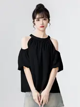 黒いオフショルダーのハイネック半袖シャツ【デザイン性抜群・リボン付き・パフスリーブ】