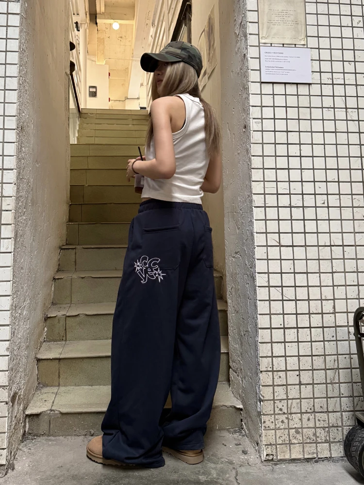 きれいめスウェットパンツを選ぶには？中性スタイルの刺繍入りストレートパンツが今、注目されている理由